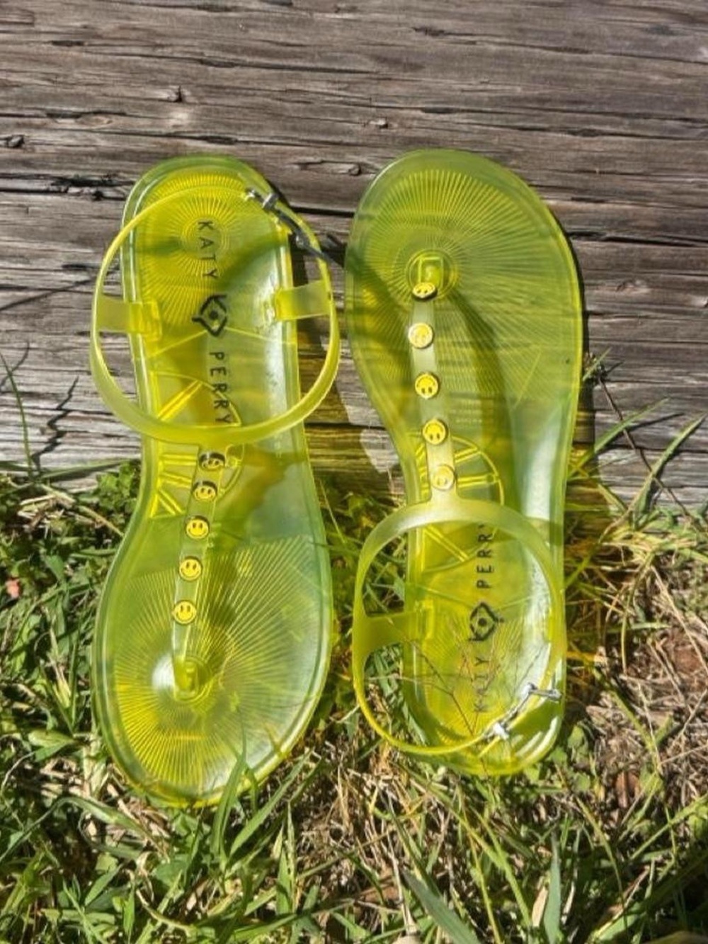 Katy Perry Women's The Geli-T Strap Flat Sandal Smiley FACE/Lemon Drop Jellys 7